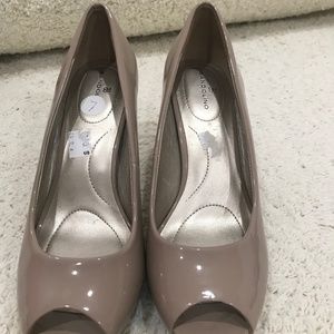 Bandolino Nude patent peep toe heels